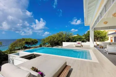 Stylish & Modern Oceanfront villa with Private Beach & Pool in Coral Estate