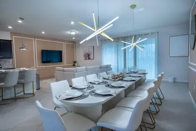 Image de Luxurious 10-Bedroom Home w/ Pool Near Disney