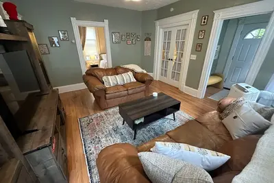 Image de Relax & Work in Style: 2br Home with Private Office & Yard