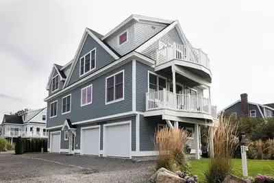 Great Discount For July 2025! Ocean views & quick walk to beaches.