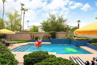 Image de Heated Pool. Spacious Home w Lake Views. Sleeps 16 with tons of entertainment!