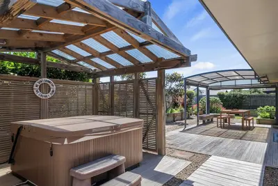Image de Spa and Sands - Waikanae Beach Holiday Home