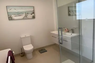 Image de Cycle trails right on door step, 5 minute walk to shopping center, cafe/Bars.