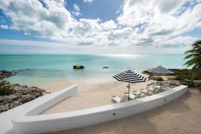 Image de Newly Renovated Ocean Front 4-Br/2Bath luxury villa.