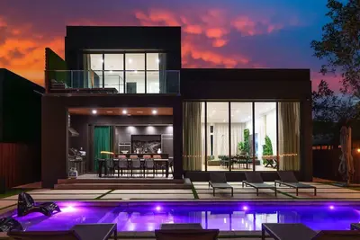 Image de Modern Build, Heated Pool Huge Open Concept