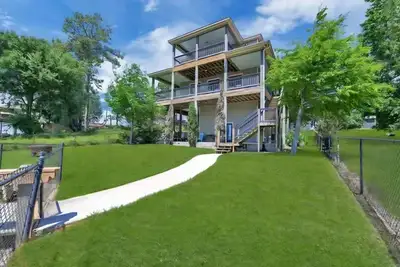 Image de Lakefront relaxation with private dock