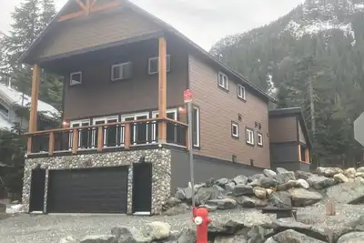 Image de Enjoy time with family or friends in this new rental on Sasquatch Mountain!