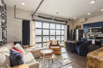 Image de Newly Remodeled Boho Condo - 1 Block to Mass Street!