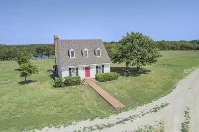 Image de Charming French-Inspired Lakefront Cottage |Acres of Serenity and Scenic Beauty Perfect Getaway