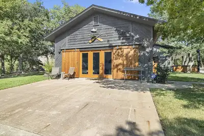 Group/Family Getaway-Sophisticated Texoma Bunk House Sleeps 8 (up 18 with Main House) on 3 acres