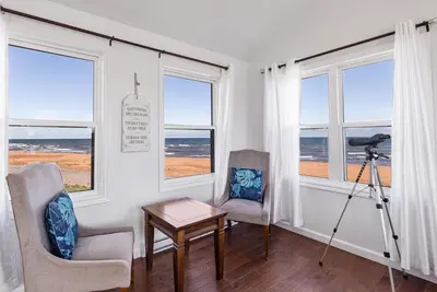 Image de Ocean Front 3 bedrooms. Amazing sunroom and a few minutes walk from Sandy Beach.