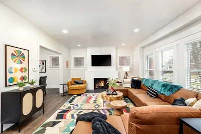 Image de 5 Bedrooms - 7 Beds - 10 Mins to Downtown