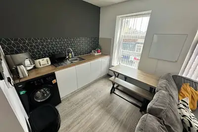 Image de Town Center 3 Bedroom Apartment - Superb Location! Just minutes from everything!