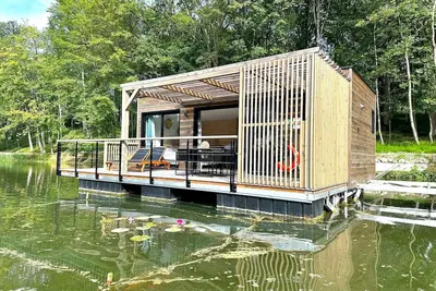 Image de House Boat 'L'Othentique, Écolodge Flottant' avec vue sur lac, jardin partagé et climatisation