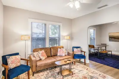 Image de Chic & Cozy 3br 2ba Home - Heart of Gnv!