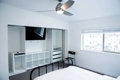 Image de Monthly Rental-Modern Lux 3bd by LightRail to anywhere