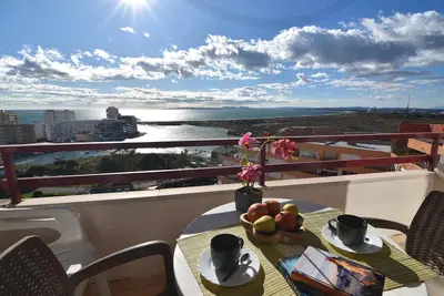 Image de Appartement à Roses avec piscine, proche de la plage et du centre, idéal pour des vacances confortables et relaxantes.