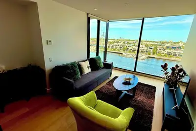 Image de Modern 2-bedroom Apartment with River Views, Pool, Gym & Free Tram Access.