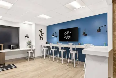 Image de Cozy Room w/ Outdoor Pool, Complimentary Parking, & Convenient Dining