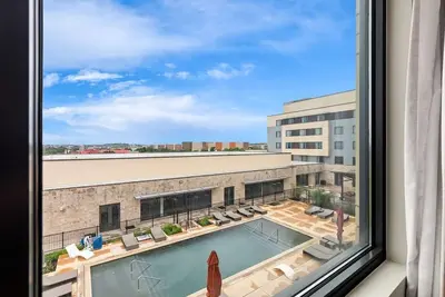 Image de Charming Room w/ Scenic Rooftop Lounge, Outdoor Pool, & Pet-Friendly