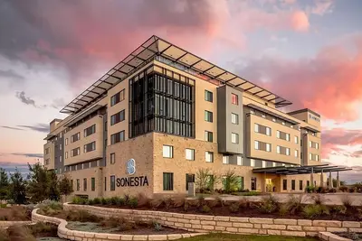 Image de Spacious Room w/ Relaxing Outdoor Pool, Rooftop Bar, & Modern Amenities