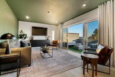 Image de ★ HostWise Stays ★ Botanic Haven, Garage, Rooftop, Skyline Luxury