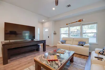 Image de 2 Mi to Lake Conroe Access: Home w/ Pool Table!