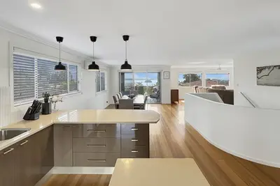 Image de 4-Bed Coastal Escape with Ocean Views