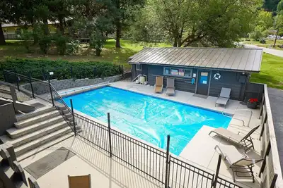 Leavenworth Retreat - pet-friendly with hot tub and mountain views