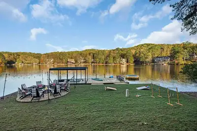 Image de Luxe Lakefront Home|Fire Pit|Hot Tub|Pool Table