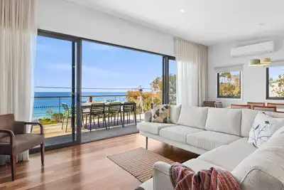 Image de Lucy's House - Lucy’s House is a modern, two-story retreat offering ocean views