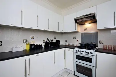 Image de Spacious 6-Bedroom Fully Furnished Holiday Home