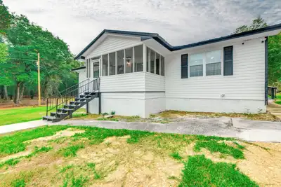 Image de 5 Mi to VictoryLand Casino: Secluded Home w/ Deck!