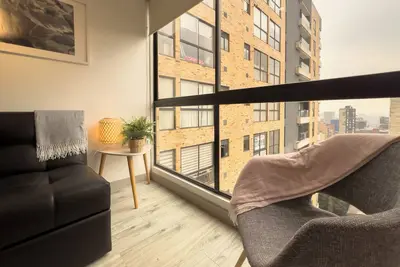 ¡Bienvenido a tu hogar lejos de casa! Este acogedor apartamento para ti. \n