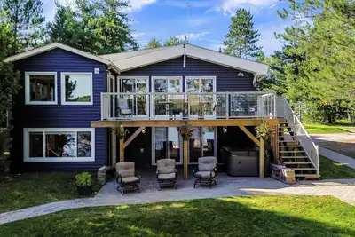 Image de Private cottage that fits multiple families! Quiet lake, hot tub, sauna & beach