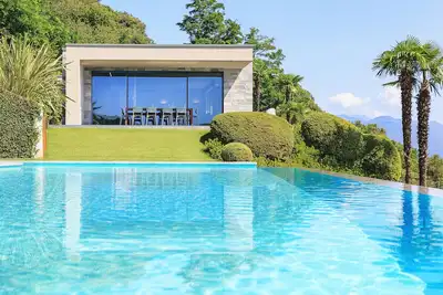 Image de Superbe villa moderne avec piscine & vue panoramique sur le lac! - Villa Falcone
