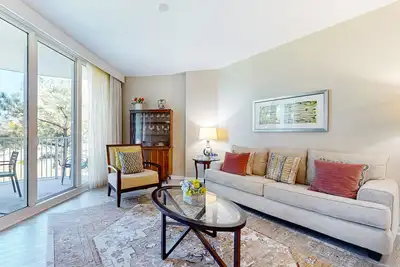 Image de Gorgeous coastal home with plenty of space, shared pool and beach access