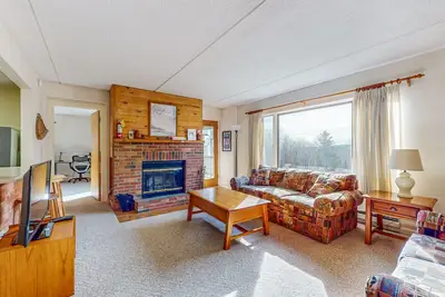 Image de Cozy mountain condo w/ fireplace, views, hot tub, pool, sauna, gym, shuttle, w/d