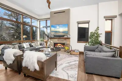 Image de Gorgeous 4 bedroom home on river, immaculate interior. Walk to gondola! !