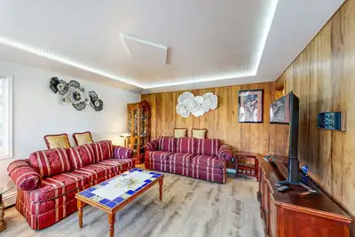 Image de Rustic dog-friendly home close to skiing, mountains, and golf course
