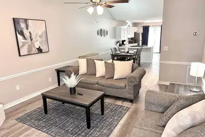 Image de New! Homey Oasis near the Reservoir