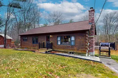 Image de Cozy Retreat with Spacious Deck, Firepit, and Outdoor Adventures Nearby