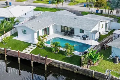 Image de *New* Waterfront Modern Villa