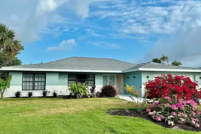 Image de Have a Shelluva Time at this 3br/2. 5ba near beach ground level pool home. Pup friendly and perfect for stargazing!