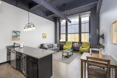 Image de Incredible Views - Steps 2 Shops - King Bed - Rooftop & Gym