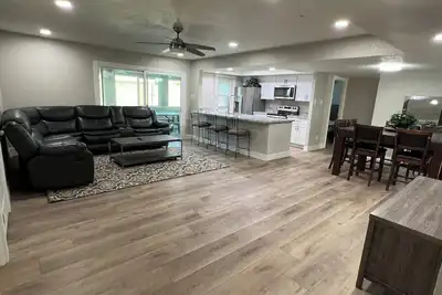 Image de Gorgeously Renovated  5-bedroom home with Pool, PingPong, Fuseball, and Turf