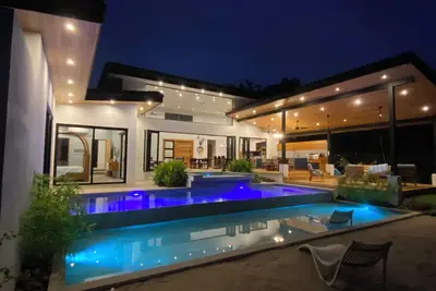 Image de Stunning house, minutes from the beach, featuring the best of outdoor living.