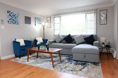 Chic Peaceful Pet-Friendly Suburban Home! Close to it All!
