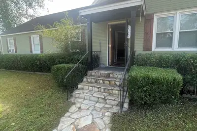 Image de 3 miles to Piedmont and Wellstar Hospital 6 miles to doctor's Hospital