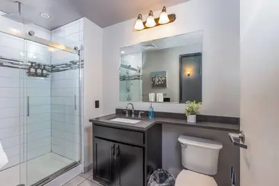 Image de Amazing Roof Lounge -  King Bed -  Gym -  Steps 2 Strip